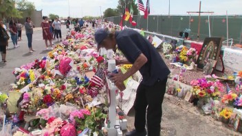Tony Basco en el memorial de su esposa.