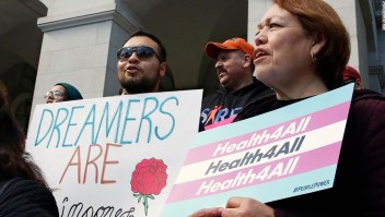 Demócratas quieren dar atención médica a inmigrantes indocumentados