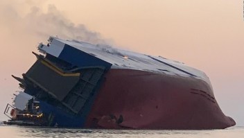 Rescatan a tres sobrevivientes de buque que volcó