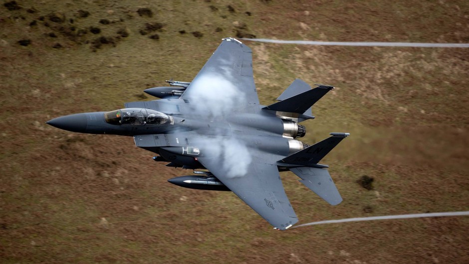 Un avión de combate F-15 de la Fuerza Aérea de Estados Unidos con base en RAF Lakenheath vuela por el Paso Dinas, conocido en el mundo de la aviación como el Mach Loop en Dolgellau, Gales. (Foto de Christopher Furlong / Getty Images)