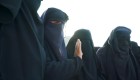 Esposas y viudas de ISIS adoctrinan a sus niños en el odio