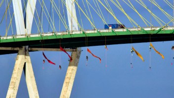 Arrestan a activistas de Greenpeace que protestaban colgados de un puente