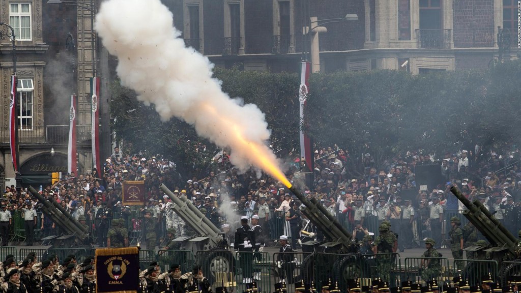 Mexicanos disfrutan del desfile militar en fiestas patrias