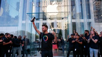 Clientes de Apple hacen fila para conseguir el iPhone 11