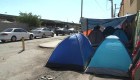 Familias que huyen de la violencia acampan en la frontera