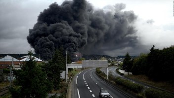 Un gran incendio consume una planta química en Francia
