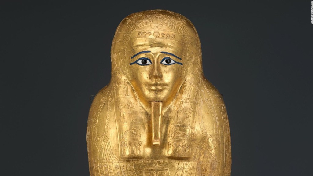 Un sarcófago de oro robado regresa a Egipto