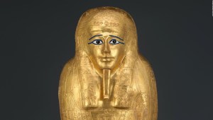 Un sarcófago de oro robado regresa a Egipto