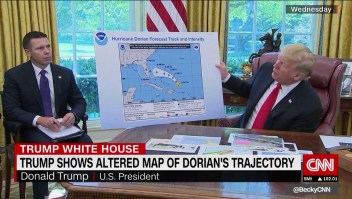 Trump muestra un mapa alterado de la trayectoria de Dorian