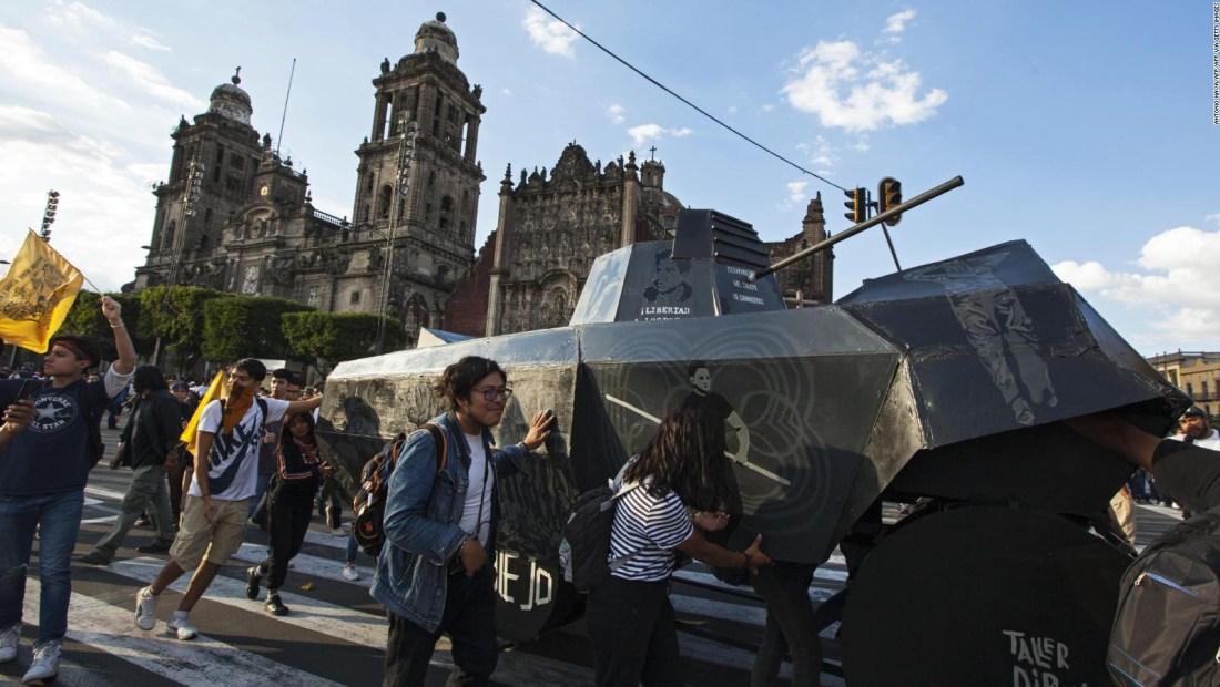 Marchan a 51 años de la masacre de estudiantes en Tlatelolco