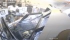 Impresionante choque de un auto contra una tienda