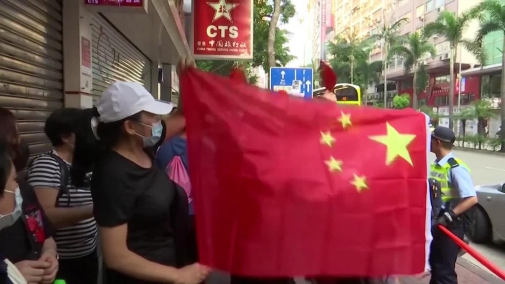 Medida del gobierno provoca la furia de los manifestantes en Hong Kong