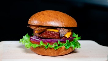 Nestlé planea lanzar hamburguesa a base de plantas "P-B Triple play"
