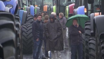 Productores agrícolas bloquean carreteras en Francia