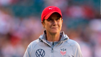 Se marcha la mujer detrás del éxito de EE.UU. en fútbol femenino