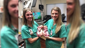 Enfermeras gemelas atienden el nacimiento de bebés gemelas