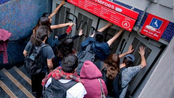 Incidentes en el metro de Santiago tras suba de tarifa
