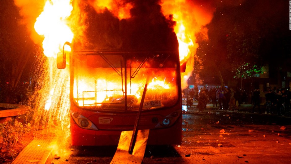 Caos en Santiago: incendios, saqueos y barricadas