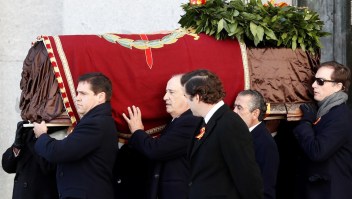 Exhuman restos del dictador Francisco Franco en España