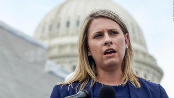 Congresista Katie Hills renuncia tras ser investigada