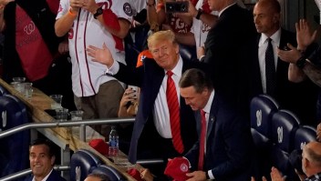 Trump recibe aplausos y abucheos en un partido de béisbol