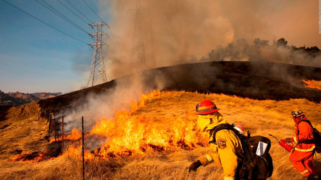 California, incendios provocan devastación y evacuaciones