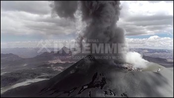 Espectacular erupción del volcán Sabancaya en Perú