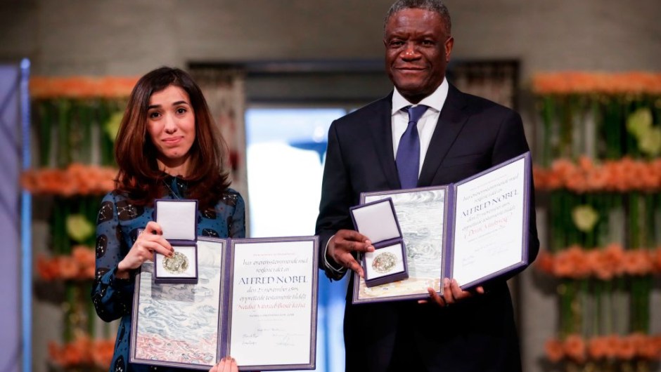 El Premio Nobel de la Paz 2018, el doctor congolés Denis Mukwege y la activista Nadia Murad: "Por sus esfuerzos para poner fin al uso de la violencia sexual como arma de guerra y conflicto armado".