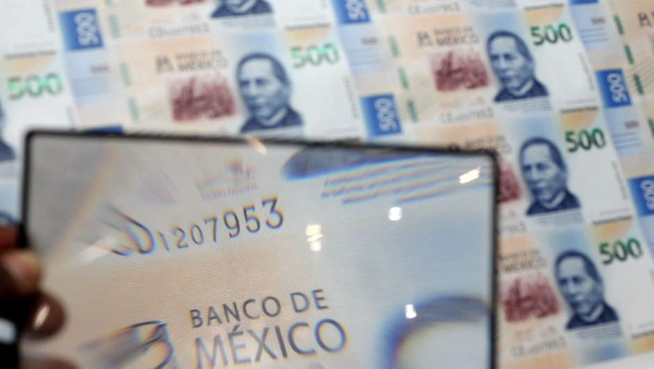 An employee checks the quality of 500 Mexican Pesos banknotes at the Bank of Mexico printing facility, in El Salto, Jalisco state, Mexico on January 24, 2019. - The recently inaugurated currency printing facility of the Bank of Mexico, involved a 3,636 million Mexican Pesos (191 million Dollars) investment and is responsible for the production of one third of Mexico's banknotes. (Photo by Ulises Ruiz / AFP) (Photo credit should read ULISES RUIZ/AFP/Getty Images)