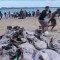 Brasileños limpian derrame de petróleo en sus playas