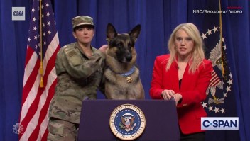 El perro Conan ofrece "conferencia" en SNL