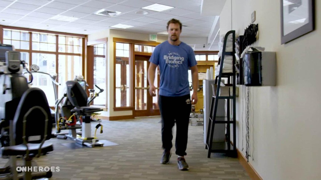 Héroe de CNN ayuda a un hombre a volver a caminar