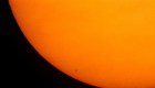 Mercurio, el planeta más pequeño, pasa frente al Sol