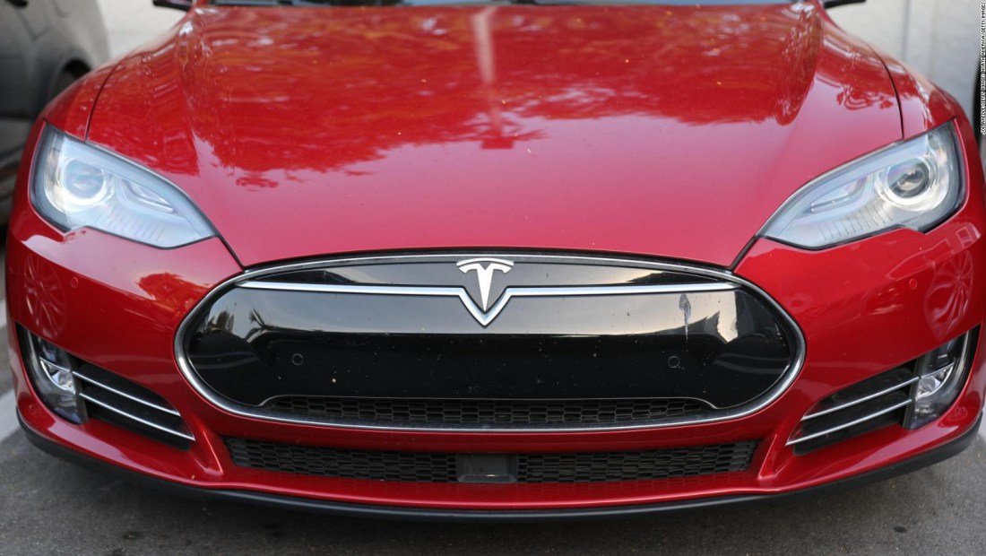 Breves económicas: Vuelven a recomendar modelos de Tesla