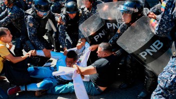 Policía de Venezuela dispersa a manifestantes