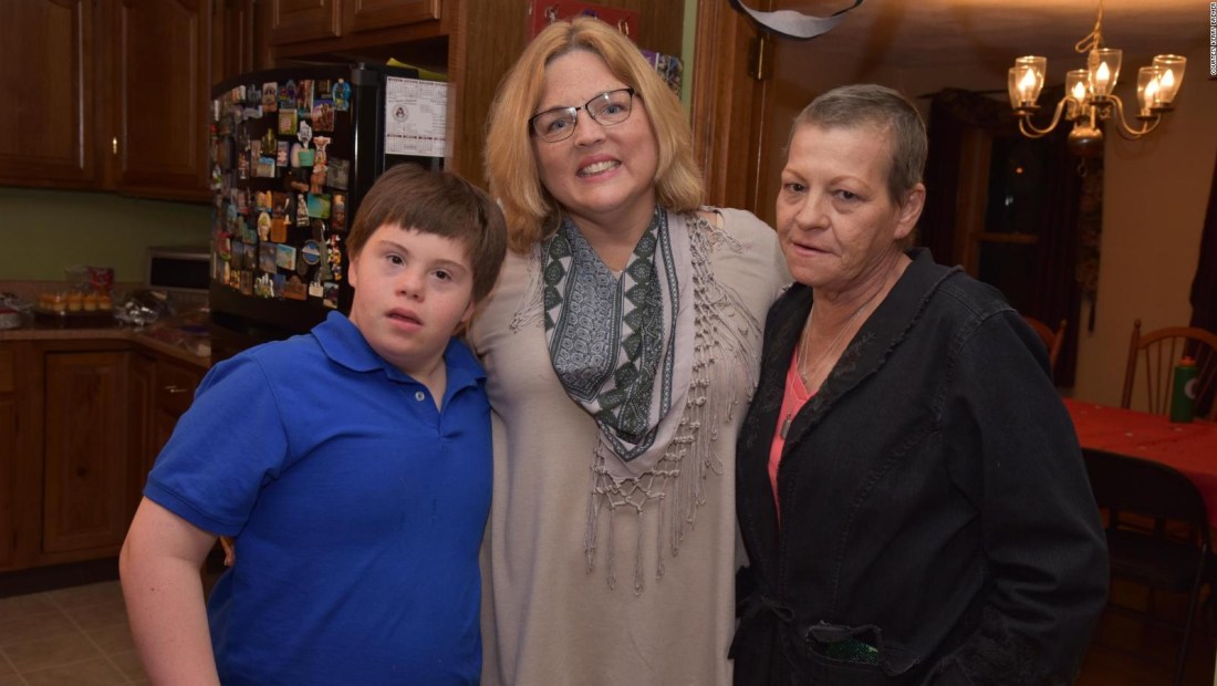 Maestra adopta un estudiante con síndrome de Down