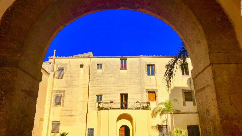 Este pueblo de Sicilia vende casas por un euro