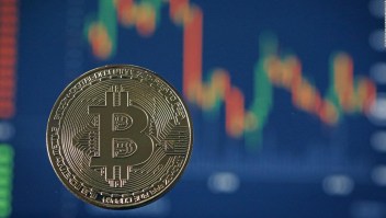 El precio de Bitcoin cae al nivel más bajo en seis meses
