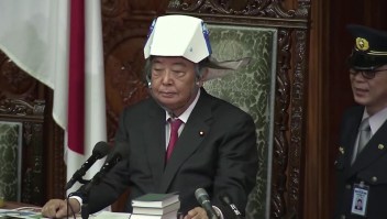 Casco antisismo en el Parlamento de Japón