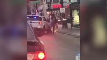 Video muestra a un policía de Chicago golpeando a un hombre durante arresto