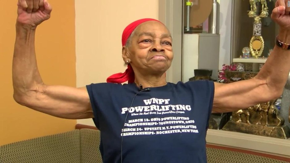 Esta poderosa abuela de 82 años hizo que un intruso se arrepintiera de irrumpir en su casa
