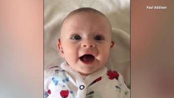 Así reaccionó un bebé al oír por primera vez
