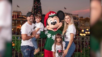 Luis Fonsi disfruta de especial navideño en Disney World