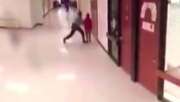 Policía escolar golpeó y tiró contra el piso a un niño