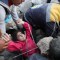 Video del rescate de una niña tras bombardeo en Siria