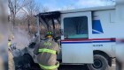 Cartero salva regalos de Navidad de su camión en llamas