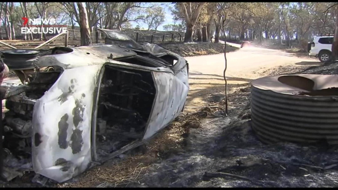 Mujer escapa de un incendio en Adelaida, Australia