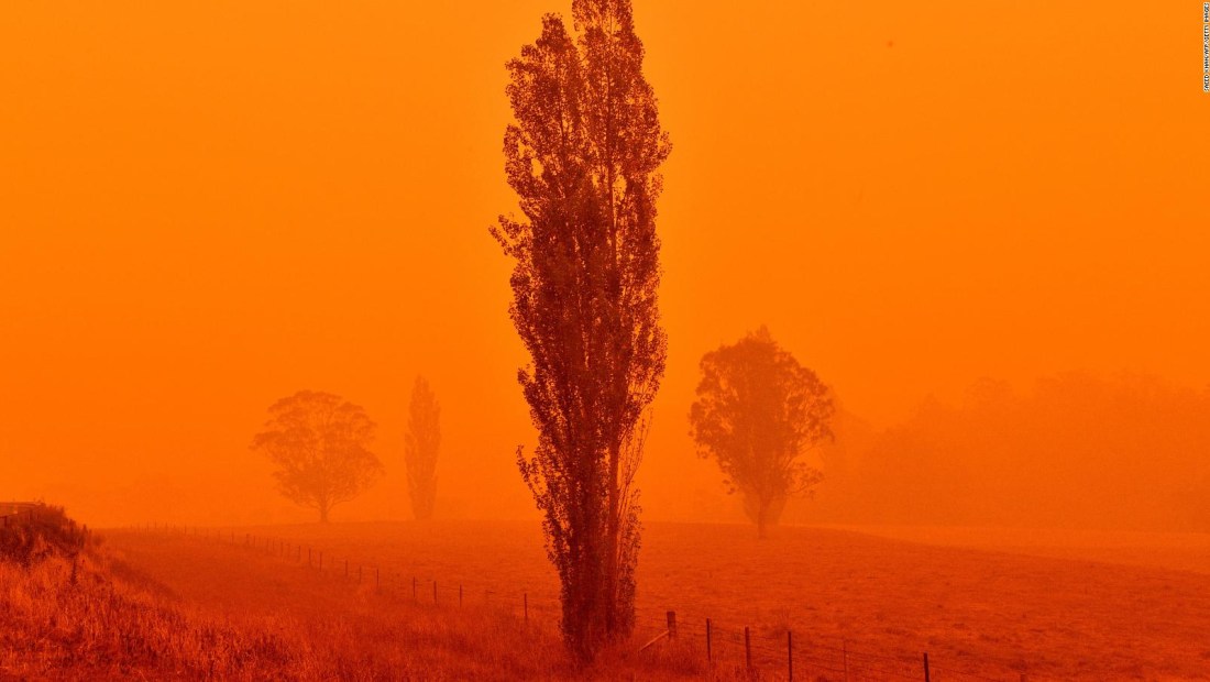 Incendios tiñen el cielo de naranja en Australia