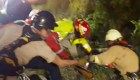 Bomberos rescatan a una familia que cayó a un barranco