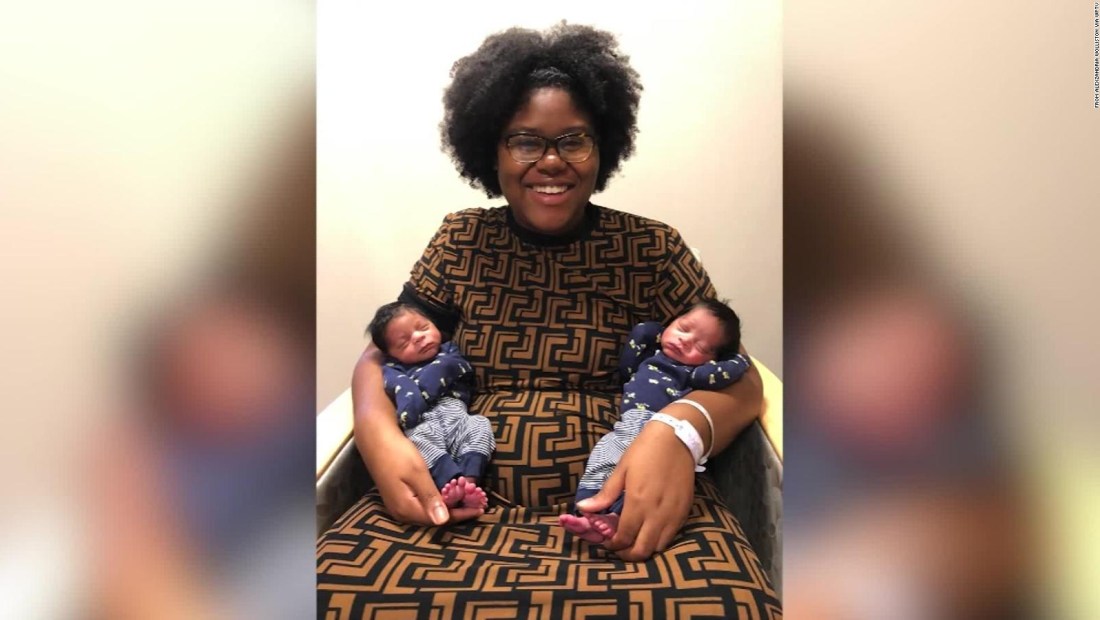 Una mujer da a luz a dos pares de gemelos en un año